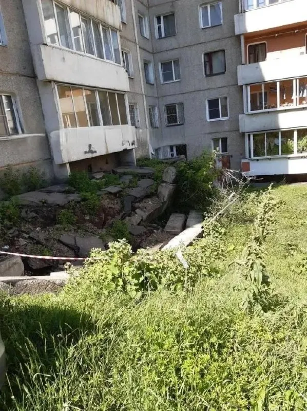 11 июля в микрорайоне Радужный у дома на Костычева, 10А обвалилась отмостка: бетонные плиты просели в грунт, участок огорожен лентой, рядом детская площадка — жильцы жалуются, что управляющая компания пока не начала ремонт.