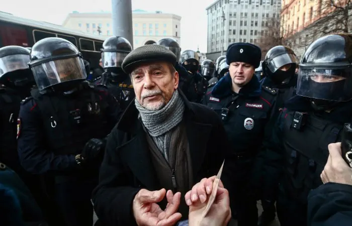 В Хорошевском суде Москвы началось заочное рассмотрение дела против 84‑летнего правозащитника: обвинение просит 6,5 года колонии и запрет администрирования сайтов на 10 лет.