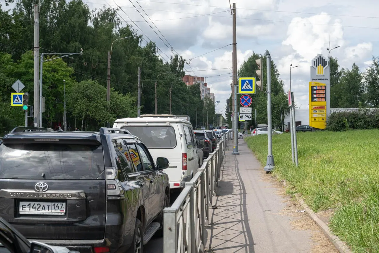 Проверка нескольких заправок в разных районах Санкт‑Петербурга показала, что городу продолжают завозить бензин Евро‑5. Введение временного стандарта Евро‑3 в июле объясняют ограничениями поставок после атак на НПЗ.