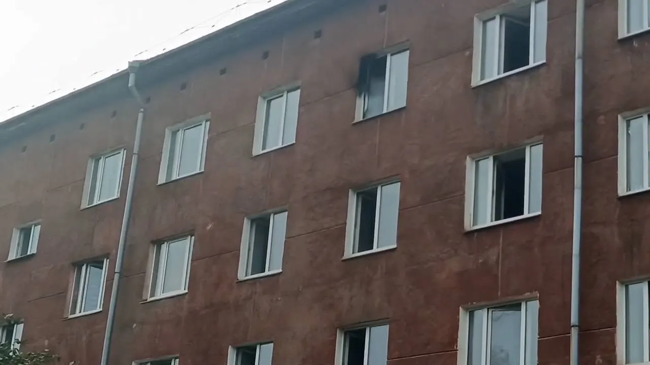 В общежитии Иркутского госуниверситета на Улан‑Баторской произошёл пожар: задымлены несколько этажей, пострадавших нет, причиной назвали возгорание в комнате вахтера.