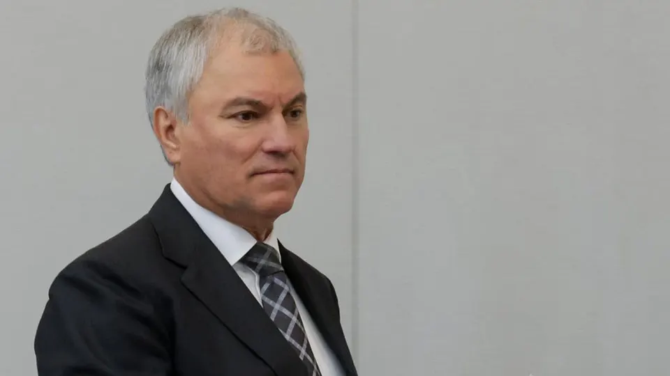 Депутаты предложили приоритетно расширять городской электротранспорт и призвали автомобилистов терпеть очереди на АЗС; дефицит топлива связывают с ударами по топливной инфраструктуре и снижением производства.