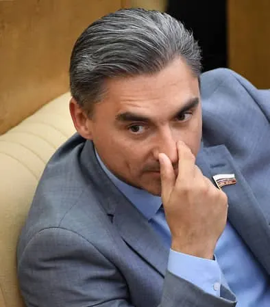 Депутат заявил, что мессенджер может остаться в РФ при открытии представительства, переносе данных и сотрудничестве со спецслужбами; россиянам рекомендовали временно воздержаться от финансовых операций внутри платформы.