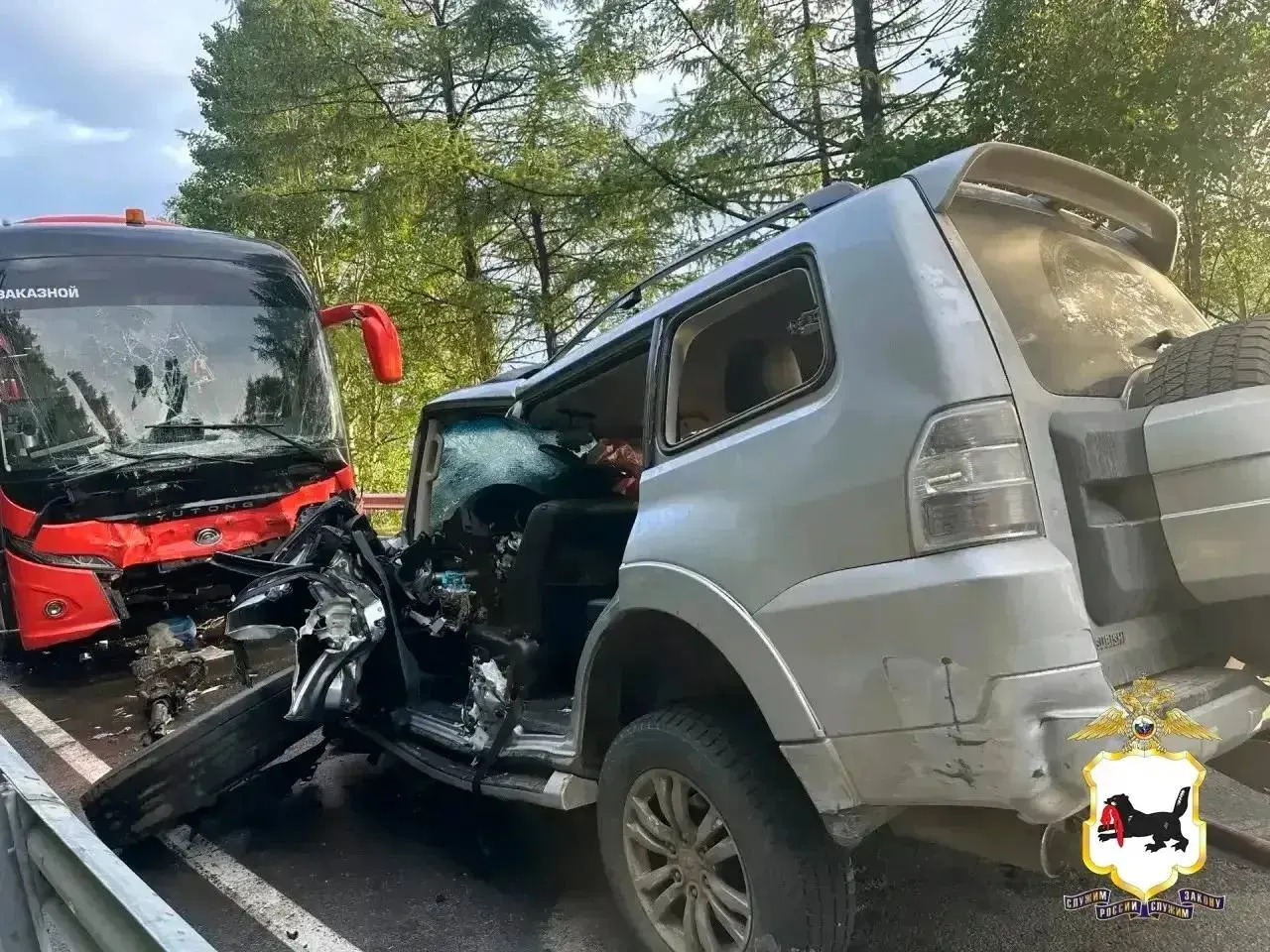 ДТП с участием туристического автобуса и внедорожника произошло возле Листвянки на Байкале. Губернатор сообщил о погибшем водителе Mitsubishi Pajero; подробности уточняются.