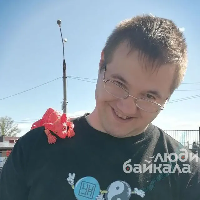 Военный суд в Иркутске признал 25‑летнего жителя Байкальска виновным в вовлечении несовершеннолетних в систематическое употребление алкоголя. Ранее его младший брат в ходе вечеринки убил несколько человек и сам погиб.