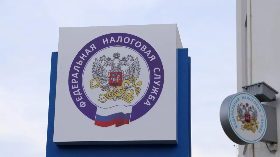 Несколько волн повышения налогов и ужесточение сборов привели к тому, что государство изымает у бизнеса и граждан около трети квартального ВВП; это усиливает дефицит бюджета и риски для экономики.