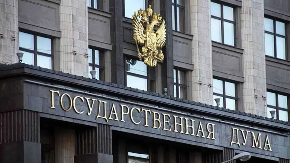 Новый закон позволяет отменять опцион на обратный выкуп для инвесторов из недружественных стран по сделкам, заключённым после 22 февраля 2022 года; решение может принимать арбитраж по требованию нового владельца или профильного министерства.