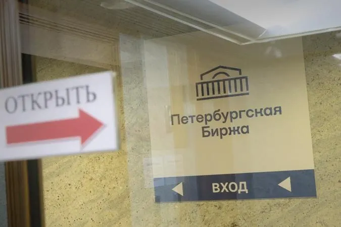С 21 июля биржа запретит покупки бензина с целью перепродажи другому посреднику: закупать разрешат только для собственных нужд или для поставки заранее указанному конечному потребителю. За нарушение правил возможна временная или постоянная блокировка доступа к торгам. Решения принимаются на фоне сокращения поставок и падения продаж на биржевом рынке топлива.