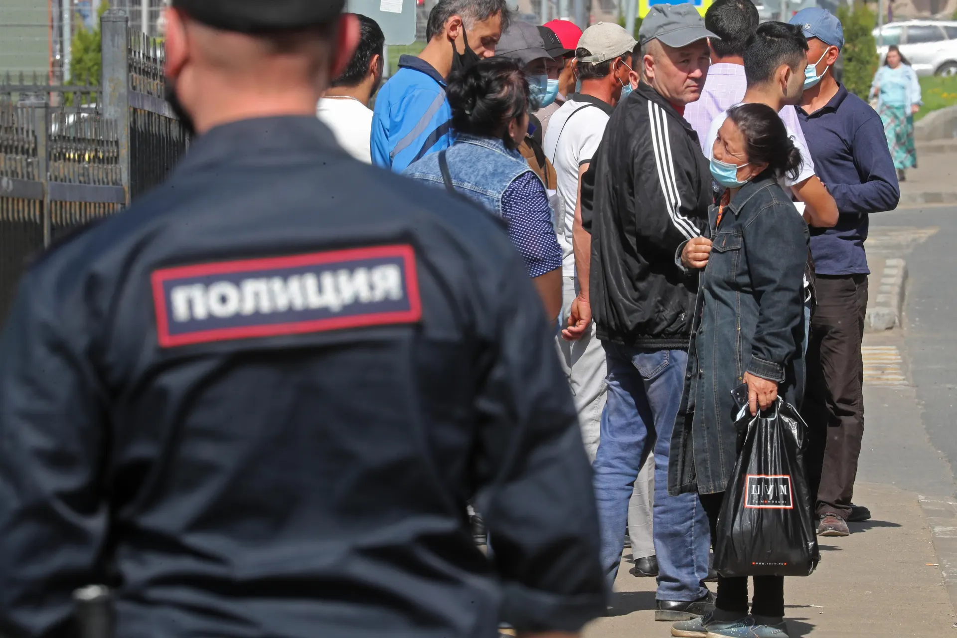 Правительство подготовило поправки, которые добавляют в перечень оснований для обязательного выдворения иностранцев неповиновение пограничникам и дискриминацию.