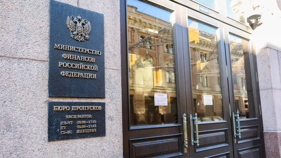 После 2022 года Россия перешла на «устойчиво дефицитный» бюджет: госдолг резко увеличился, расходы на обслуживание займов растут и к 2028 году могут съедать значительную долю бюджета.