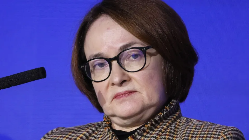 Дефицит топлива и ускорение цен заставили участников рынка пересмотреть ожидания: процентные свопы и межбанковские ставки уже отражают вероятность роста ключевой ставки, а инфляция может превысить 7–8% в ближайшие месяцы.