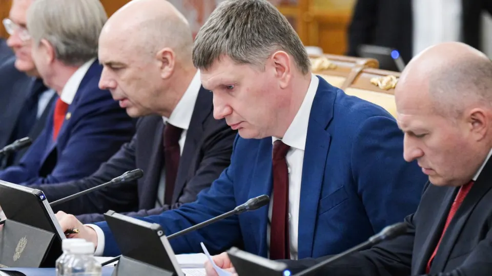 По оперативным оценкам, ВВП вырос всего на 0,2% за январь–май; промышленность и инвестиции в целом застряли, экономика всё сильнее сегментируется, а падение цен на нефть усиливает риски для бюджета и инфляции.