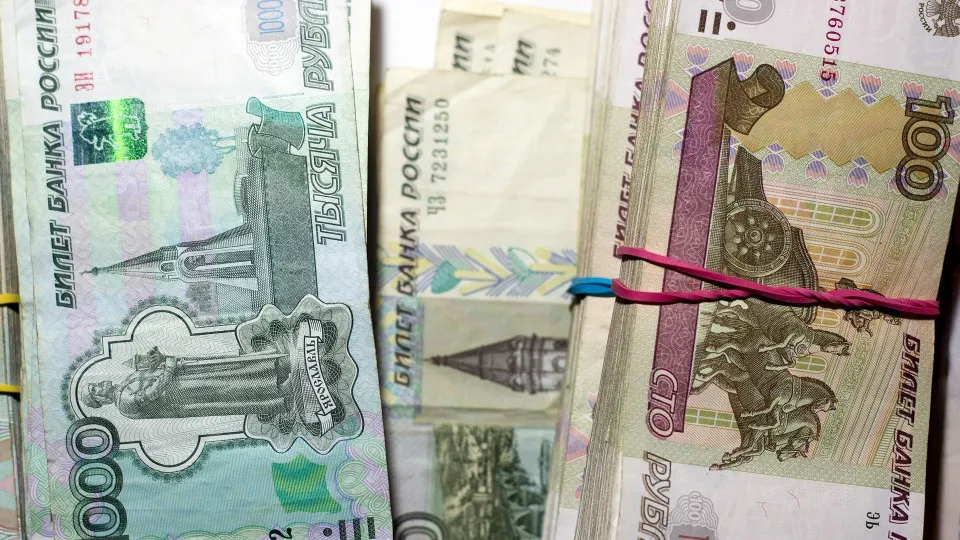 В первой половине июля объем наличных в обращении значительно вырос, банки испытывают повышенный спрос на рубли и наращивают заимствования у Центробанка. Эксперты предупреждают о рисках для стабильности системы.