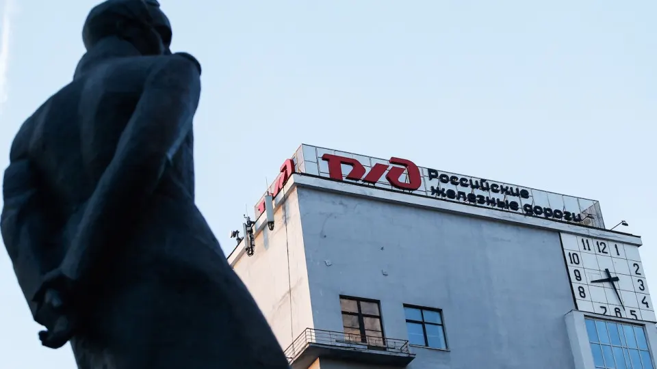 Правительство перенесло очередную индексацию тарифов на осень в ответ на финансовые трудности железнодорожной монополии: долг приближается к 4 трлн рублей, прибыль резко сократилась, а инвестиционные программы урезаны.