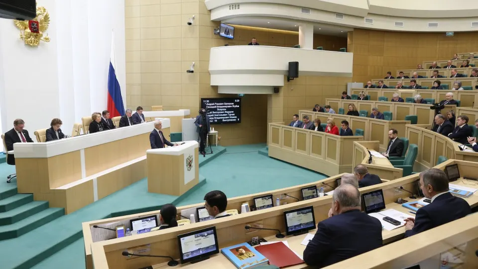 Закон вводит официальный реестр «уклонившихся» за границей россиян и широкий набор ограничений — от блокировки банковских услуг и отказа в электронных госуслугах до ограничений на консульскую помощь и операции с имуществом.
