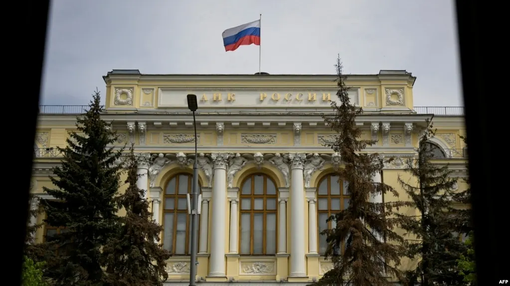 ЦБ расширил перечень криптоактивов для обращения на рынках: BTC, ETH и USDT. Введены лимиты для неквалифицированных инвесторов и оговорены сроки вступления закона о цифровых валютах.