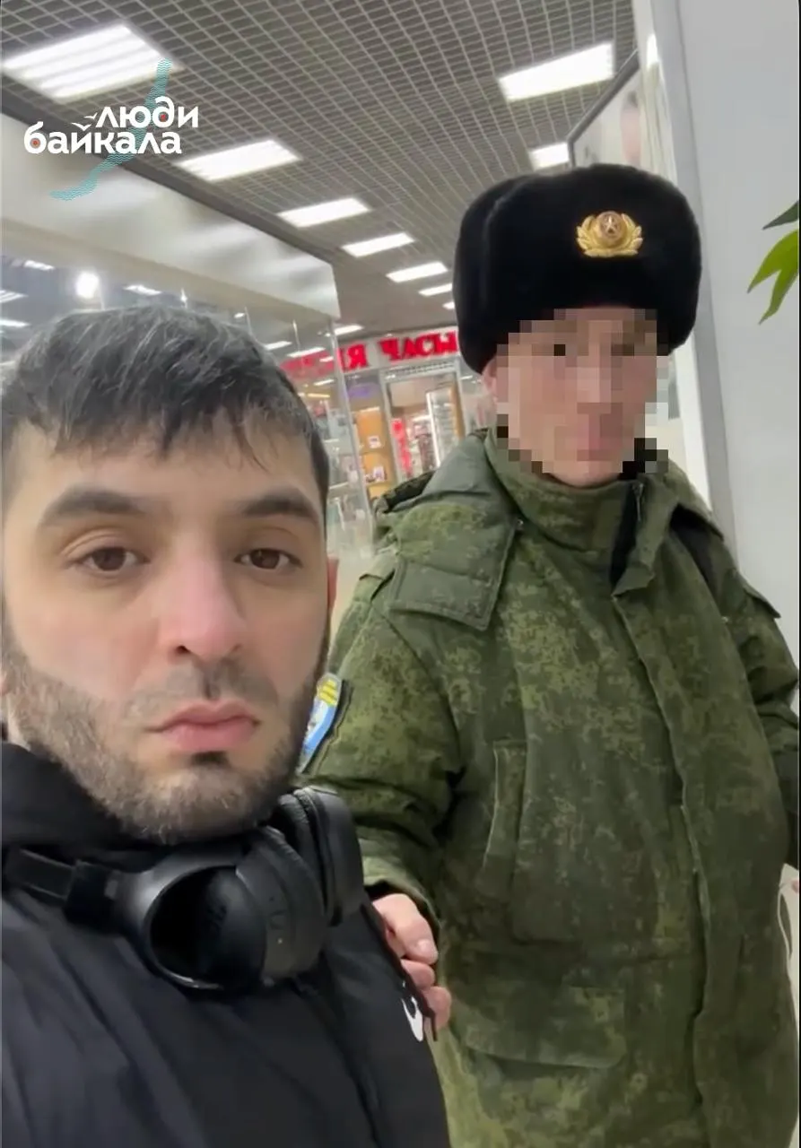 Блогер из Иркутска публиковал ролики с военными ради заработка; после публикаций ему начали угрожать в соцсетях, а его данные оказались в открытом доступе.