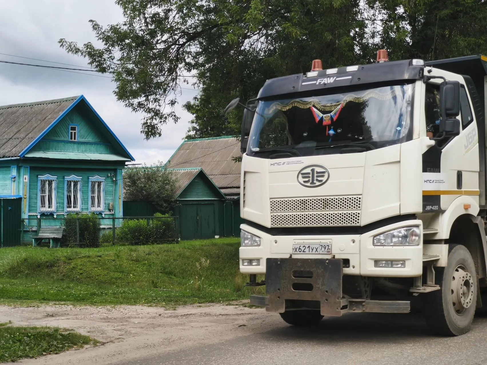 Жители деревень сталкиваются с изъятием жилья и угрозой соседства с грузовиками и поездами на маршруте будущей скоростной магистрали между Москвой и Санкт-Петербургом.
