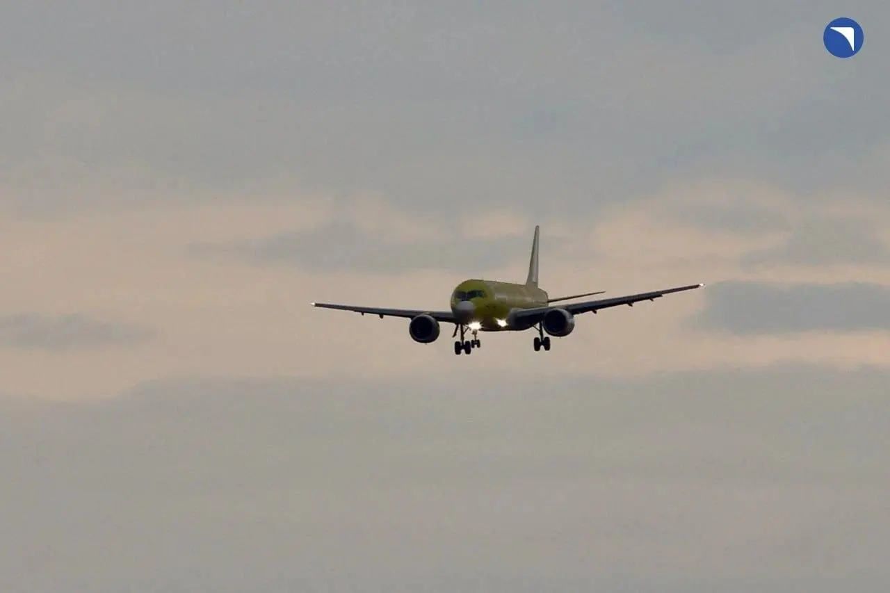 Первый серийный самолёт МС-21-310 с двигателями ПД-14 совершил дальний рейс из Иркутска в Подмосковье. Полёт занял около шести часов и продемонстрировал возможности отечественного авиапрома.