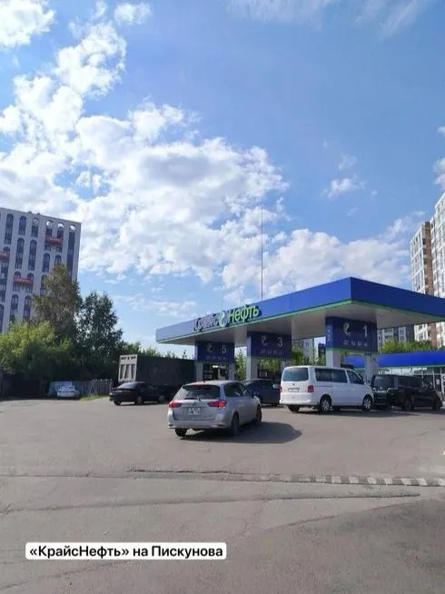 В Иркутске на фоне ограничений на топливо появились очереди на АЗС; кадры в соцсетях показывают ситуацию на нескольких станциях.