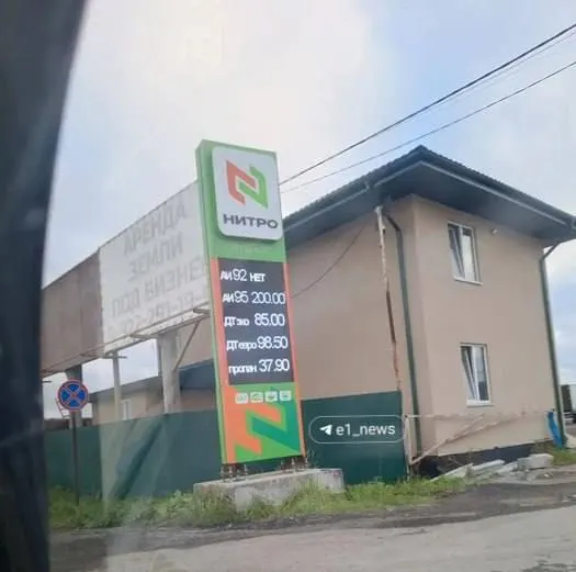 В нескольких регионах страны растут цены на бензин, возникают очереди и ограничения на выдачу топлива; власти обещают решить ситуацию.