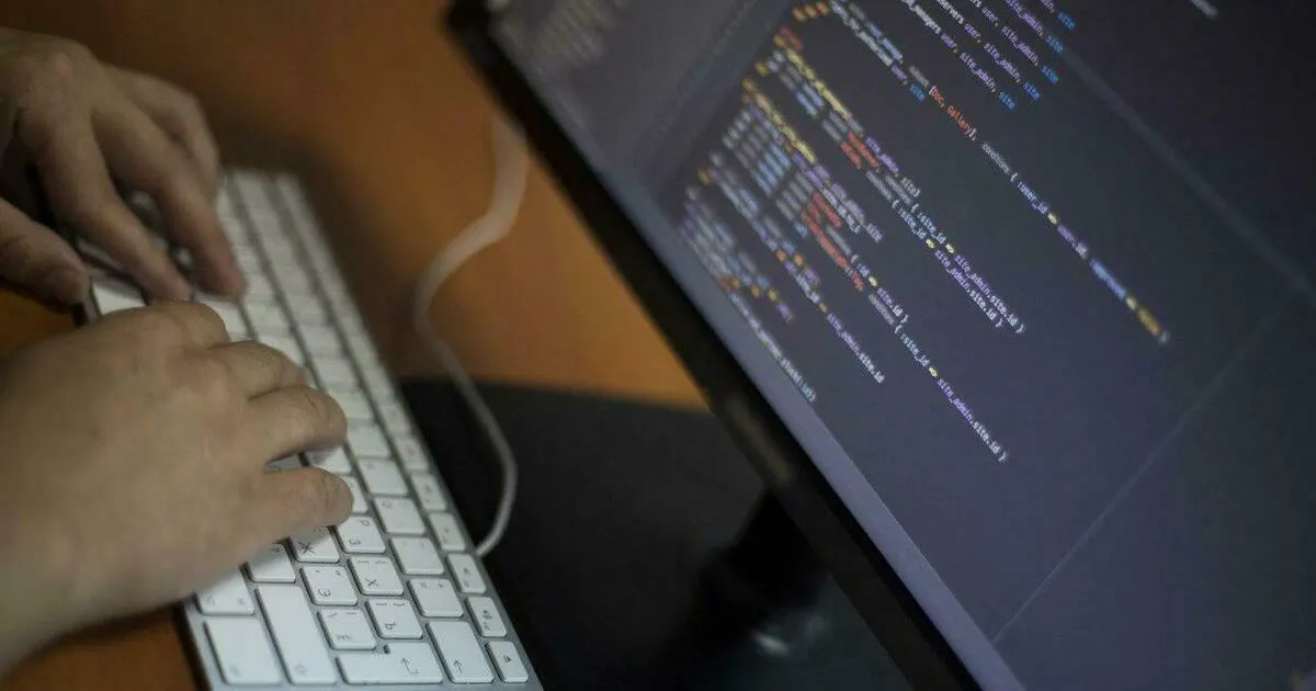 Злоумышленники убеждают педагогов пройти регистрацию на фиктивной платформе для ежедневного ввода данных, выдавая её якобы от Минпросвещения и обещая повышение качества образования.