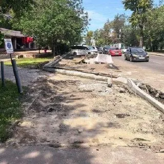 На участке от Карла Маркса до гастропаба «Жадина-Говядина» обновляют покрытие тротуара. Финансирование — из городского бюджета; работы начались 10 августа и завершение запланировано на 1 сентября.