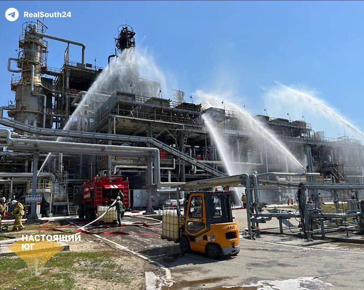Август стал тяжелым месяцем для нефтепереработки: зафиксировано 21 нападение на НПЗ, шесть крупных заводов остановлены, переработка снизилась, а цены на бензин растут.