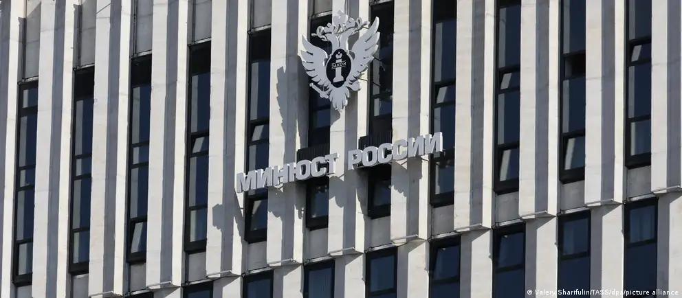 Минюст пополнил перечень «нежелательных» организаций на шесть единиц, включив в него зарубежные фонды и исследовательские центры; расширение коснулось антивоенного движения и памятных организаций.