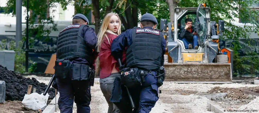 Протестующие возле Верховного суда Москвы задержаны; полиция доставляет задержанных в отделения в разных районах по делу об апелляции Яблока на недопуск к выборам.