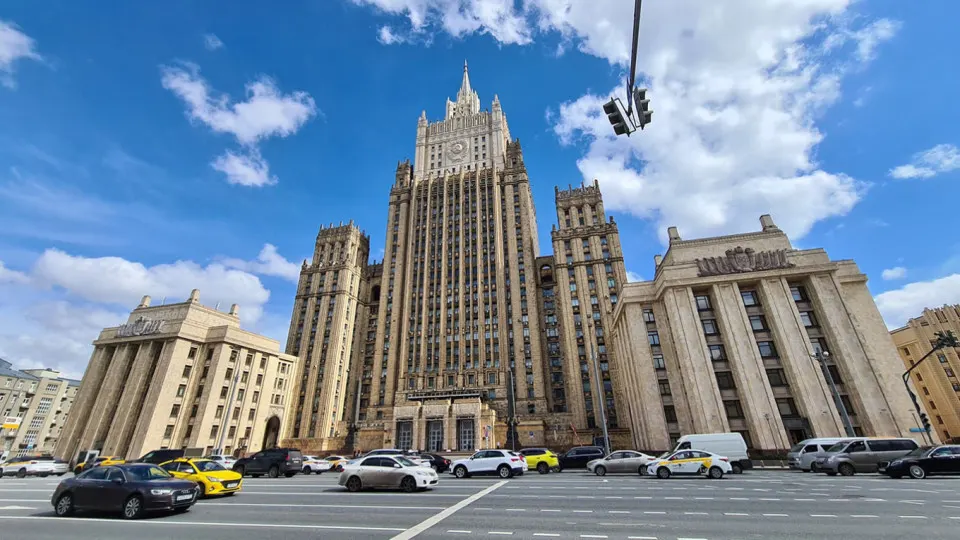 Заместитель министра иностранных дел сообщил, что без устранения коренных причин кризиса никакая заморозка военных действий невозможна; обсуждаются вопросы энергетической инфраструктуры и поддержки Киева.