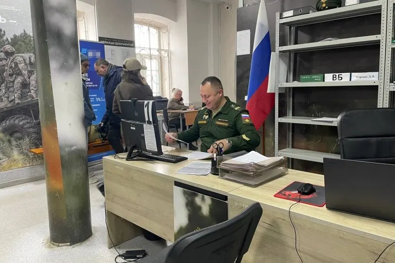 Официальные лица опровергли слухи о мобилизации и заявили, что меры набора не планируются; за первое полугодие 2026 года заключено около 200 тысяч контрактов с Минобороны; эксперты считают, что подобные публикации направлены на психологическое воздействие на общество.