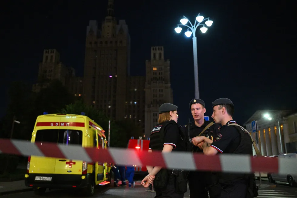 Во время инцидента в московском ресторане произошёл взрыв, власти называют произошедшее терактом и проводят следственные мероприятия.