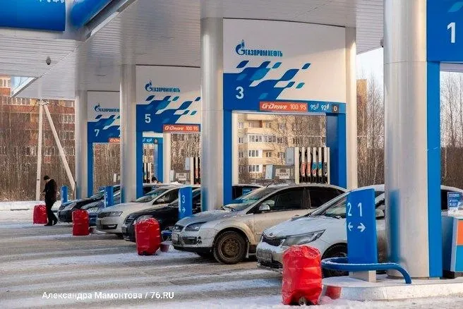 Клиенты могут заправлять топливо в любом объёме и оплачивать после заправки; лимиты сняты также в столице и ещё в нескольких регионах.