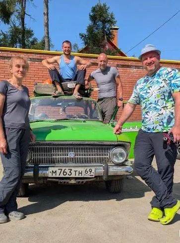 Команда путешественников на бюджетном автомобиле начинает новый этап маршрута по регионам страны, начиная с Иркутской области.