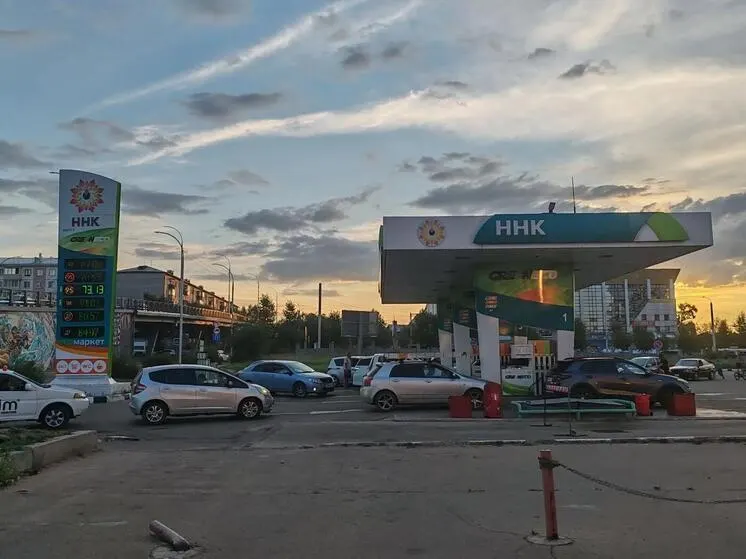 Ситуация с поставками топлива в Республике Бурятия вызывает очереди на заправках; власти обещают стабилизацию и дополнительные поставки.