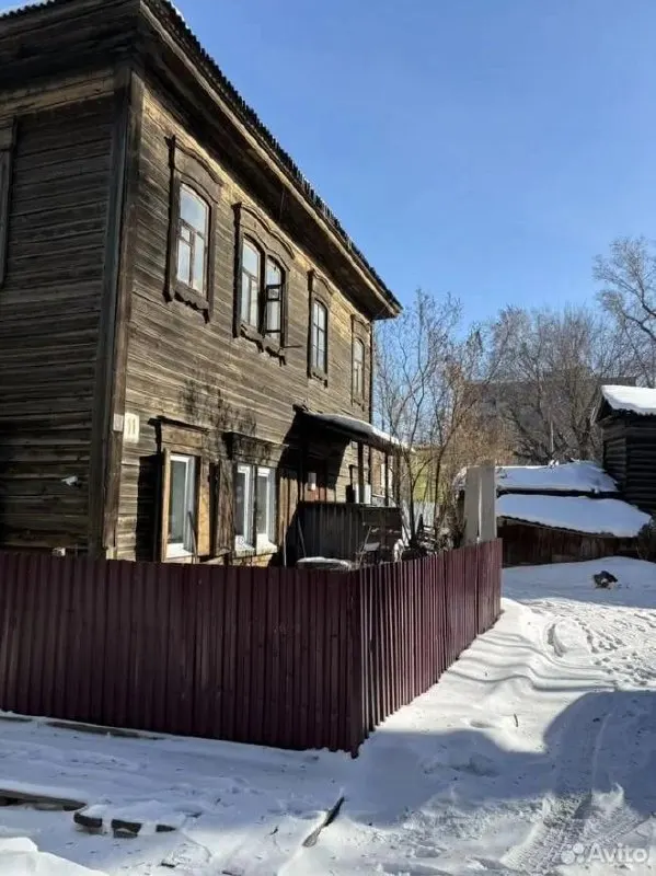Двухэтажный деревянный дом 1907 года в составе усадьбы купца Михаила Бичиханова выставлен на продажу в Иркутске за 50 млн рублей. Площадь около 200 кв.м, шесть комнат, есть все коммуникации. Вместе с домом продаётся участок 625 кв.м.