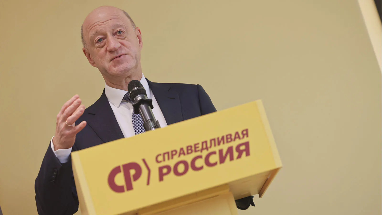 Вице-спикер Госдумы Бабаков рассматривается как потенциальный лидер после травмы Миронова; обсуждаются варианты обновления руководства партии и роли Миронова.