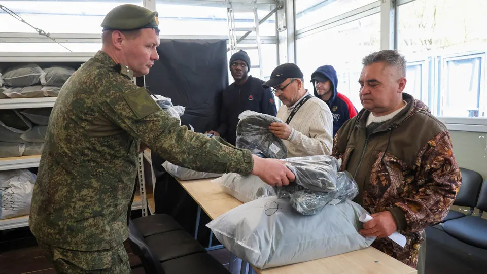 Региональные власти применяют штрафы за невыполнение плана набора контрактников на участие в боевых действиях; публикации демонстрируют масштабы кампании вербовки и меры вплоть до принудительной мобилизации.