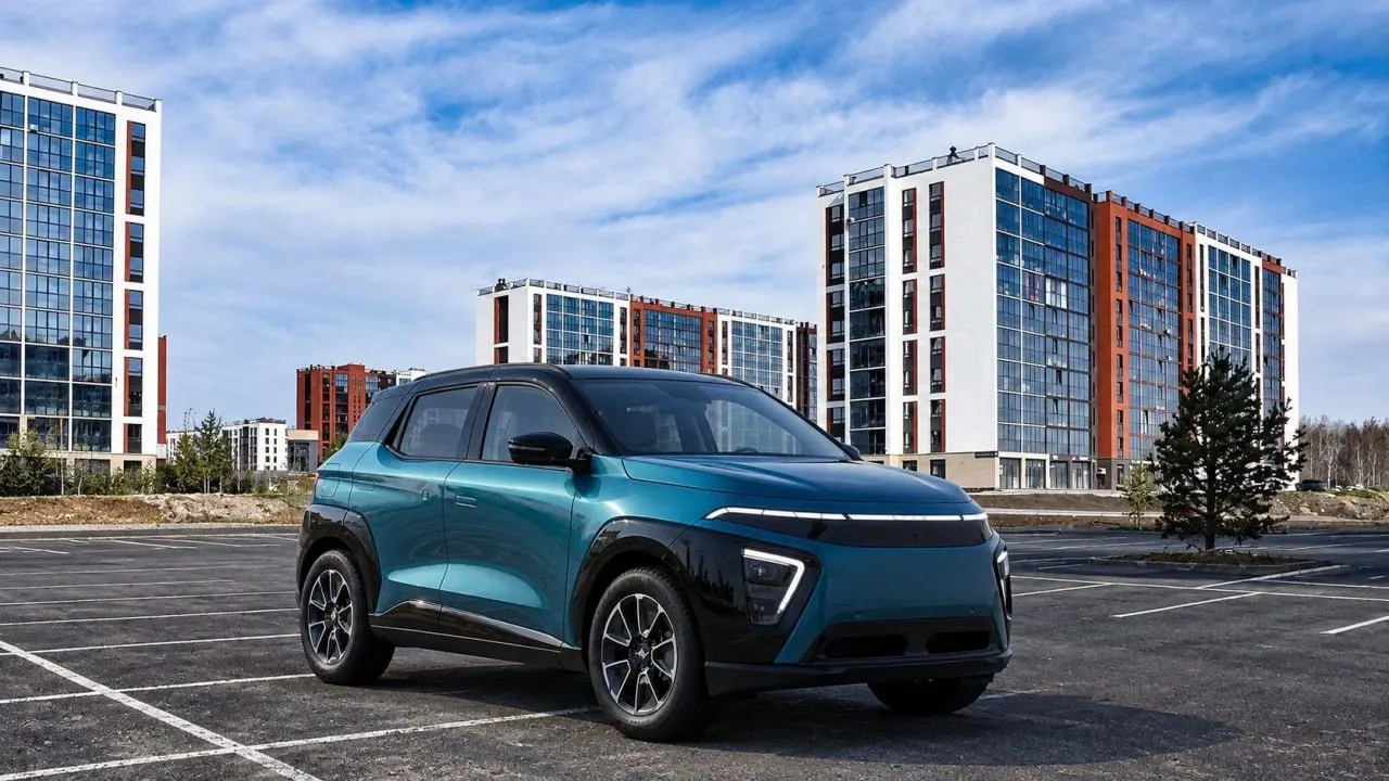 Atom запустил seriйную сборку на базе Москвича; план — до 2028 года выпустить около 10 тысяч электромобилей в Москве, несмотря на высокий ценник и конкуренцию.