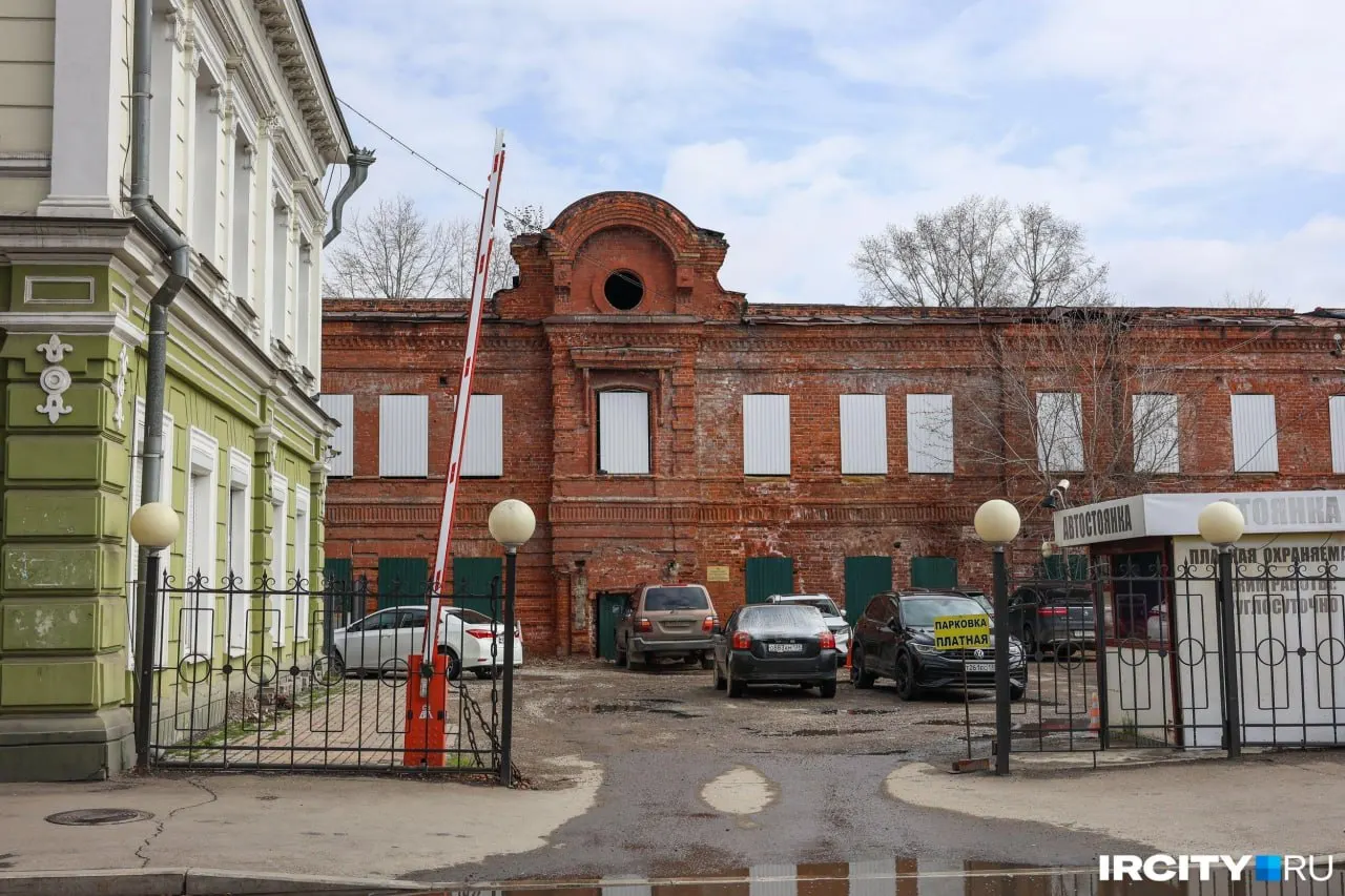 На сайте опубликовано объявление о продаже каменного здания гостиницы «Амурское подворье» и прилегающего участка в Иркутске.