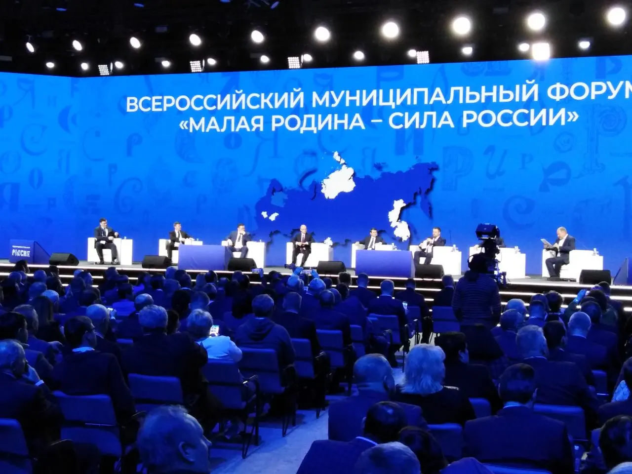 Указ устанавливает ежегодное проведение муниципального форума и церемонии награждения, назначив ответственным за организацию первого заместителя руководителя Администрации Президента.