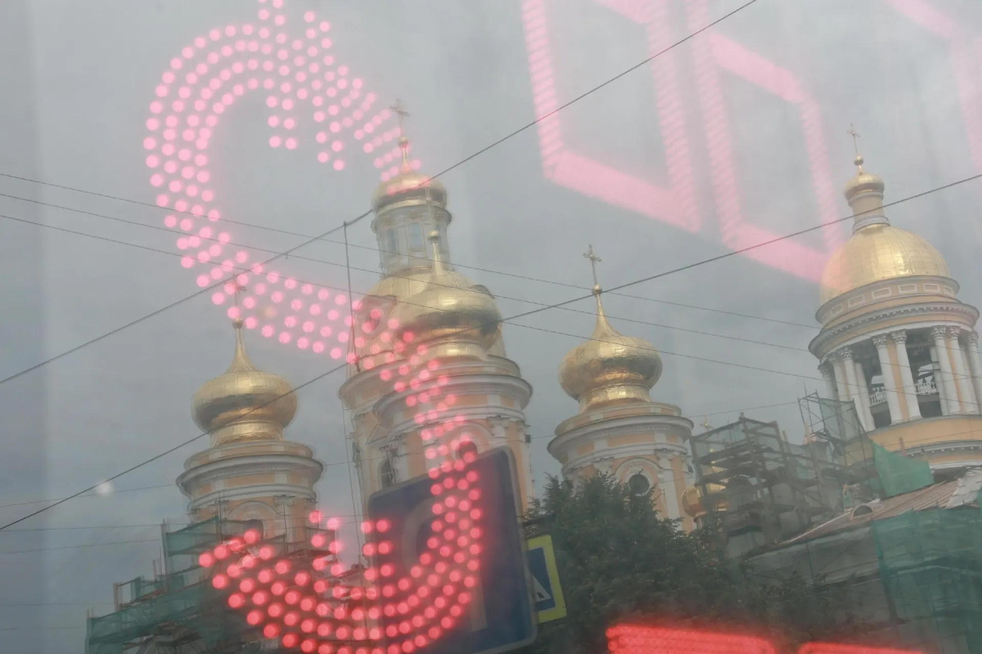 Рубль продолжает ослабевать, валюта исчезает с рынка; эксперты отмечают причины и риски для экономики.