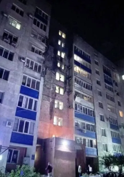 За ночь уничтожены 516 дронов; повреждены порт Усть-Луга и жилой дом в Новокуйбышевске; атаки зафиксированы в нескольких регионах.