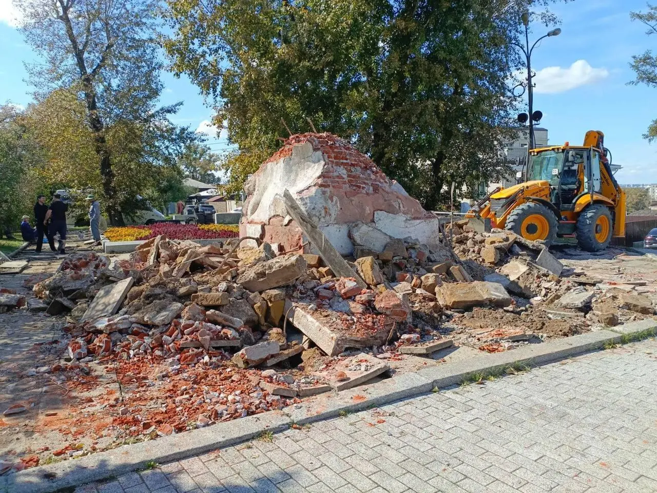 Памятник высотой около 10 метров на мемориальном комплексе в центре Иркутска снят с постамента в рамках реставрации; реконструкция оценивается в более чем 21 млн рублей.