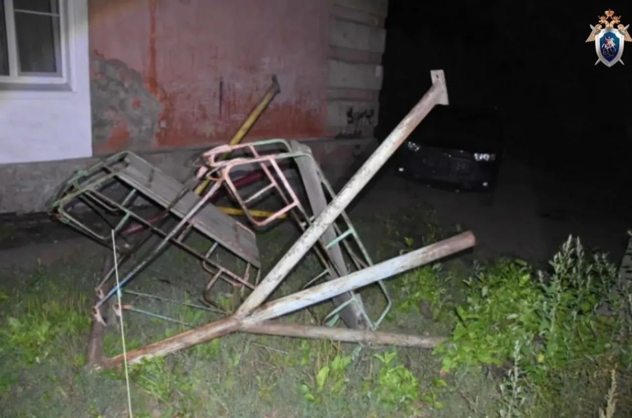 В Иркутске качели рухнули на 13-летнюю школьницу во дворе дома на улице Полярной. Пострадавшая получила тяжёлые травмы; суд обязал подрядчика выплатить 1 млн рублей и компенсацию.
