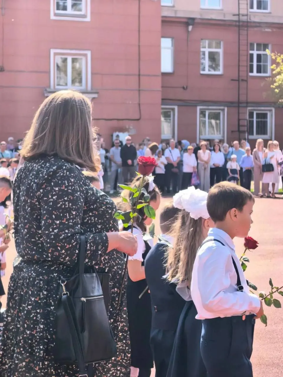 На линейке в Иркутске одиннадцатиклассники исполнили песню «Крылатые качели», а спортсмены показали боевые приемы; праздник вызвал радость у учителей и родителей.