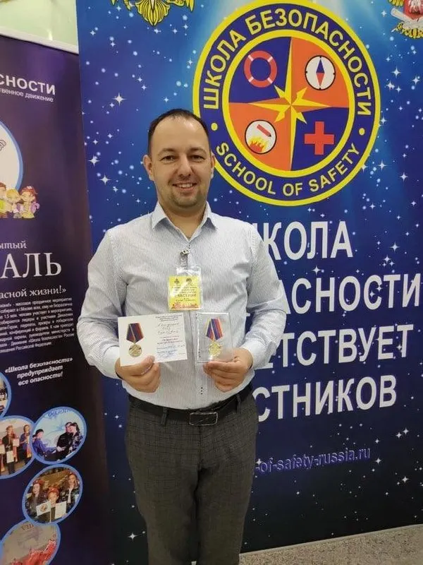Родители пытались остановить отправку учителя на фронт; школа присвоила ему имя, он погиб в боевых условиях, оставив семью.