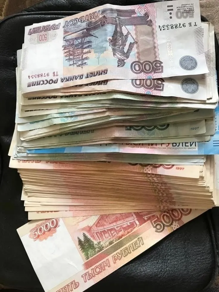 Депутат предложил обязать выплату годовой премии, часто называемой 13‑й зарплатой, для всех работников; на первых шагах — для сотрудников бюджетной сферы. Законопроект уже внесён в Госдуму.