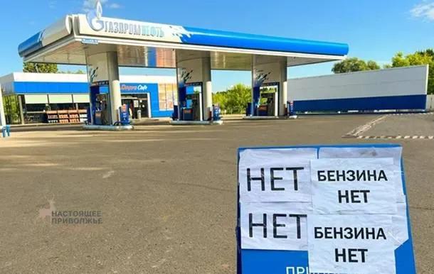 К середине сентября дефицит бензина коснулся более половины станций: АИ-95 не доступен на 53% заправок, АИ-92 — на 45%. Очереди растут, вводят ограничения на продажу топлива, особенно в крупных городах.