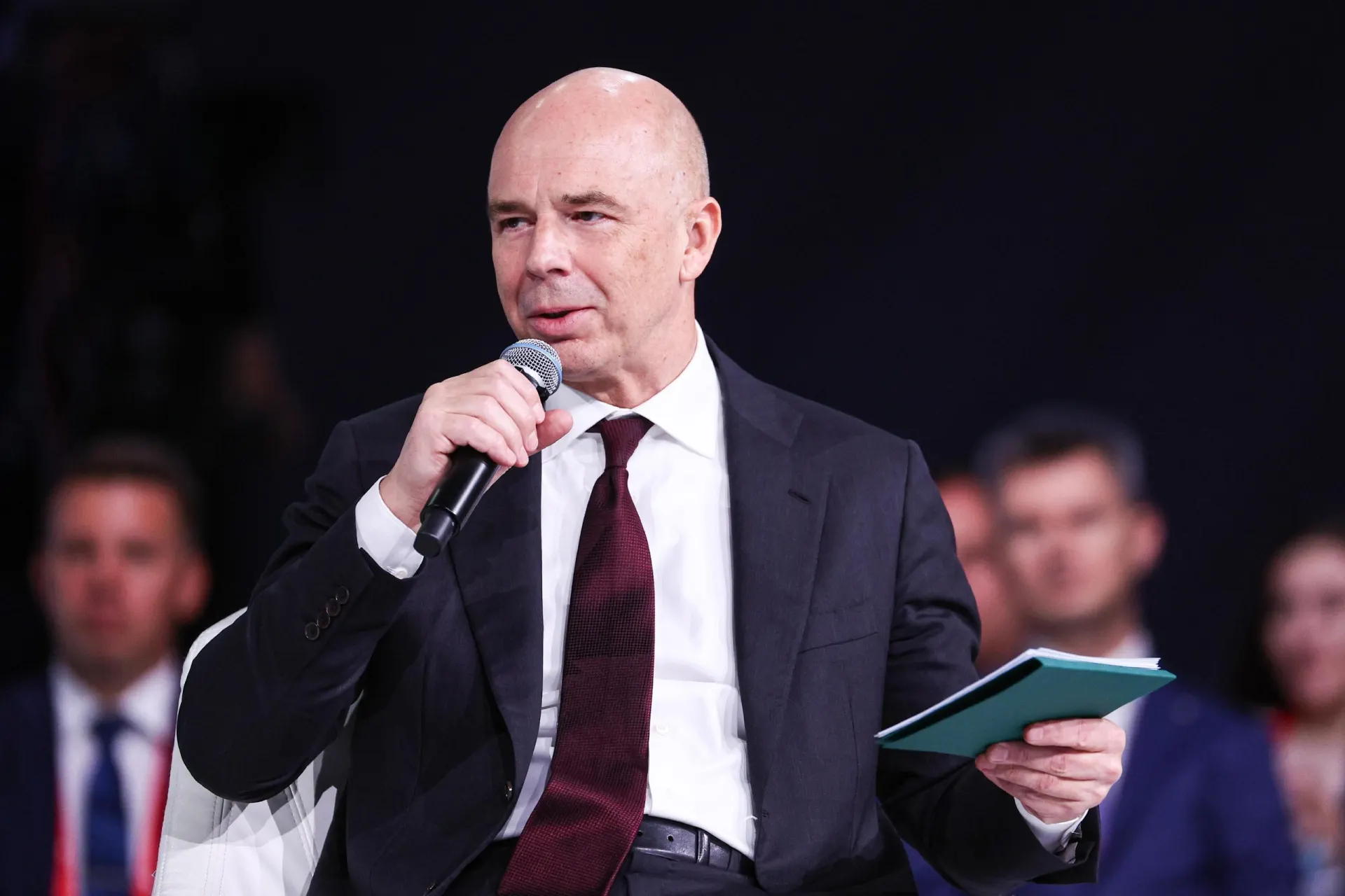 Минфин раскрыл параметры бюджета и возможность остановки снижения ключевой ставки до весны. Эксперты дают комментарии.